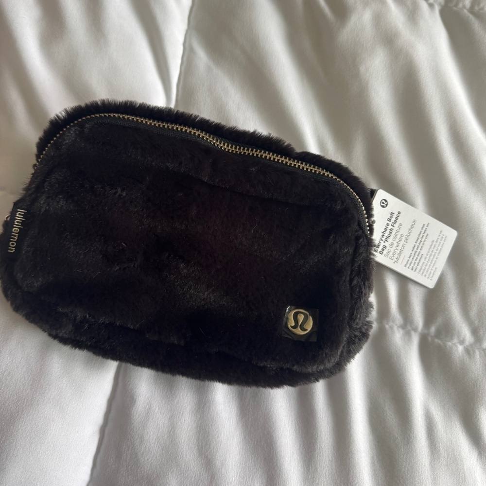 ๐๐ค Lululemon Everywhere Belt Bag Plush Fleece - Black Gold - Picture 3 of 6